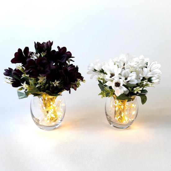 Cam Vazo Led Işıklı Mürdüm ve Beyaz Biçme Yapay Çiçekli İkili Set