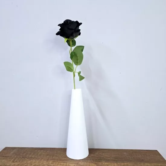 Siyah Tek Dal Gül, Beyaz Vazo 45cm