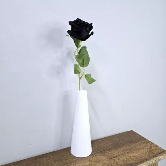 Siyah Tek Dal Gül, Beyaz Vazo 45cm