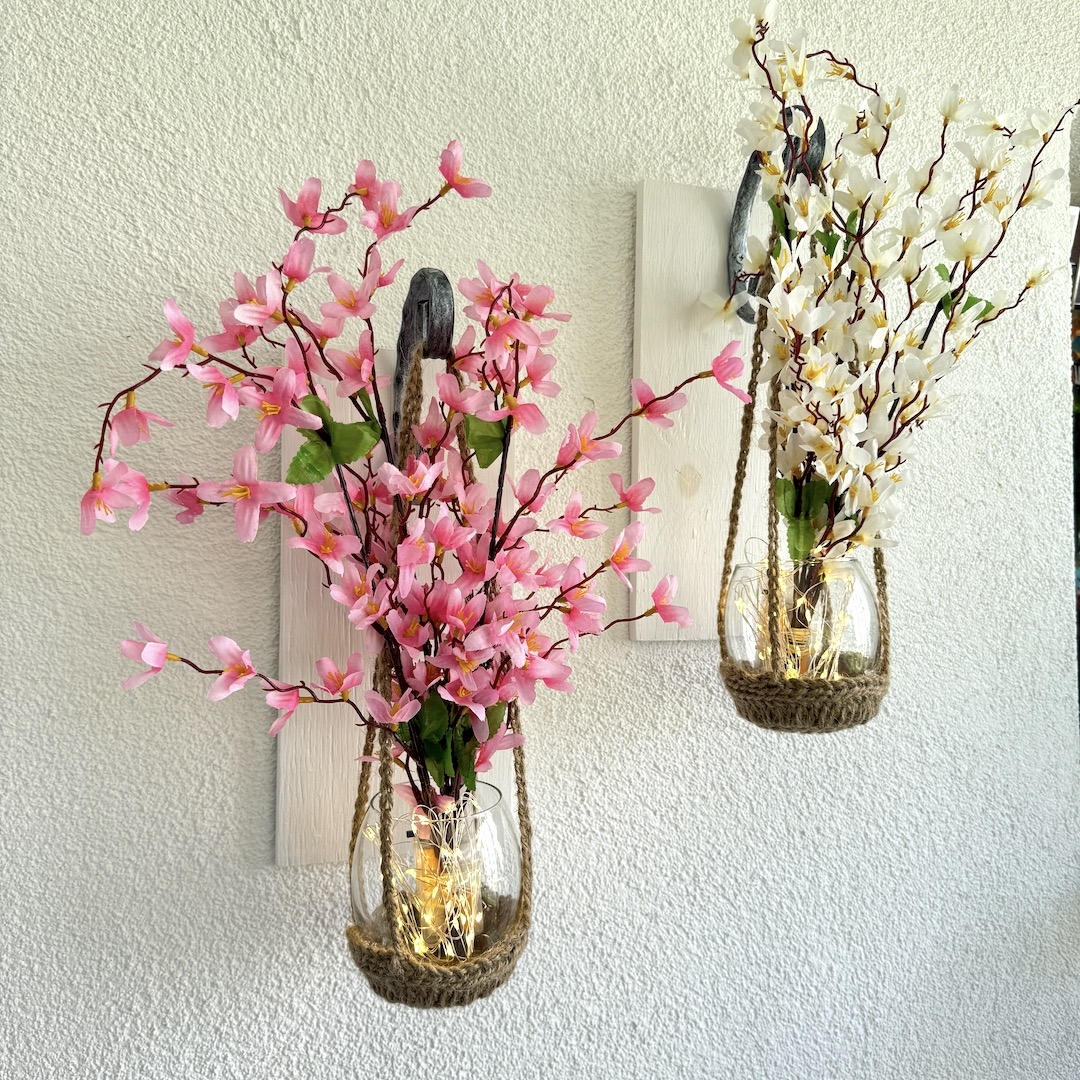 Duvar%20Dekoru,%20Led%20Işıklı,%20Pembe%20ve%20Beyaz%20Sakura%20Çiçekli,%20Beyaz%20Aplik%20İkili%20Set