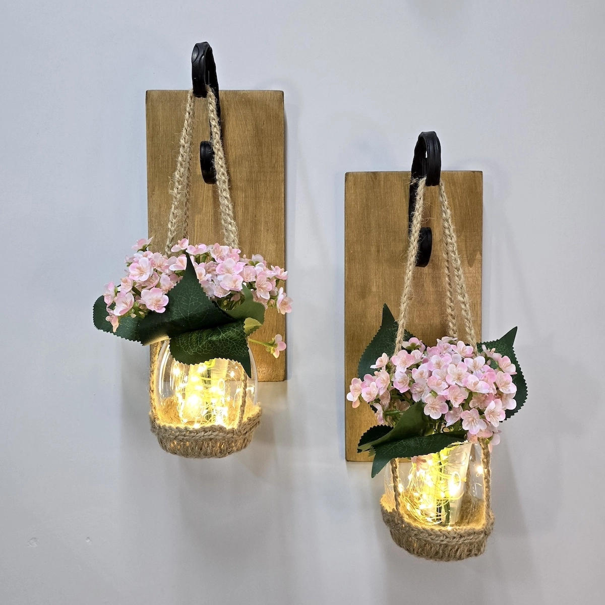 Duvar%20Dekoru,%20Led%20Işıklı,%20Pembe%20Mini%20Ortanca%20Çiçekli,%20Meşe%20Aplik%20İkili%20Set