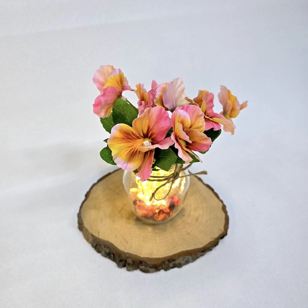 Pembe%20Menekşe%20Çiçekli,%20Led%20Işıklı%20Dekoratif%20Vazo