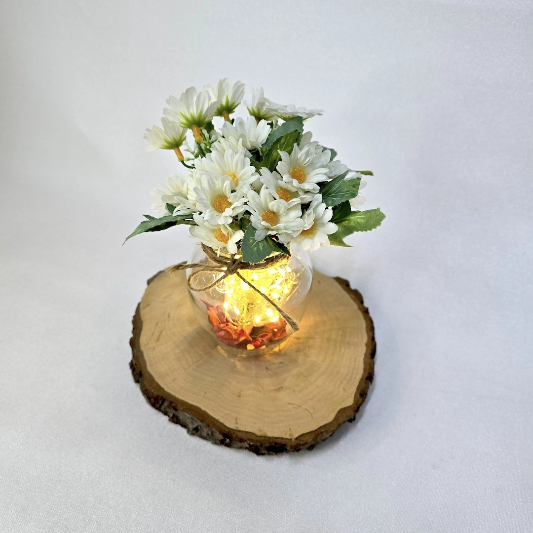 Beyaz%20Papatya%20Çiçekli,%20Led%20Işıklı%20Dekoratif%20Vazo