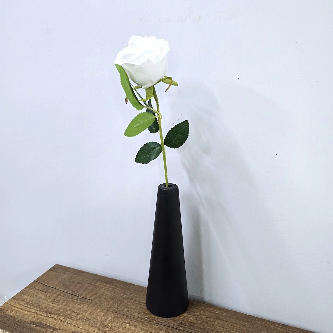 Beyaz%20Tek%20Dal%20Gül,%20Siyah%20Vazo%2045cm