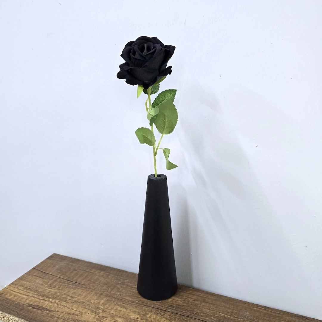 Siyah%20Tek%20Dal%20Gül,%20Siyah%20Vazo%2045cm