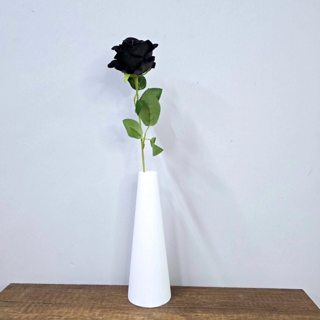 Siyah%20Tek%20Dal%20Gül,%20Beyaz%20Vazo%2045cm