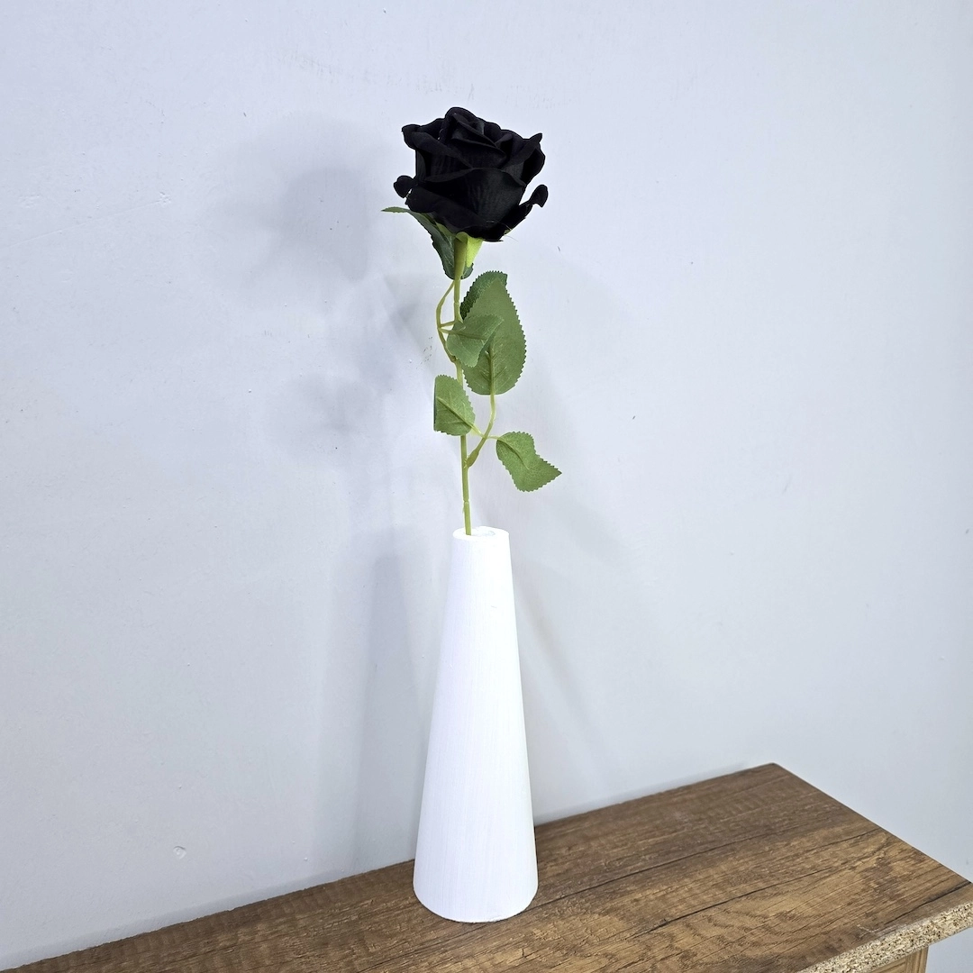 Siyah%20Tek%20Dal%20Gül,%20Beyaz%20Vazo%2045cm