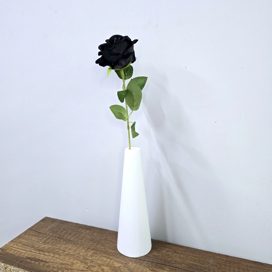 Siyah%20Tek%20Dal%20Gül,%20Beyaz%20Vazo%2045cm