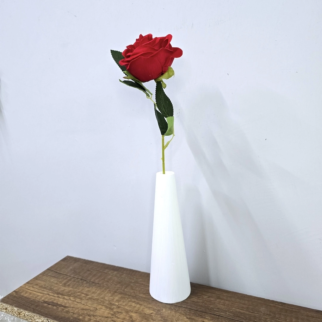 Kırmızı%20Tek%20Dal%20Gül,%20Beyaz%20Vazo%2045cm